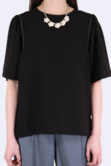 包邊打褶袖立體質感上衣 - 黑色