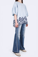 下擺刺繡燈籠袖牛仔棉上衣 - 淺藍色 - Chic Collection