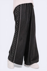兩側刺繡牛仔闊褲 - 黑色 - Chic Collection