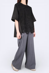 前通花後傘型接拼上衣 - 黑色 - Chic Collection