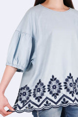 下擺刺繡燈籠袖牛仔棉上衣 - 淺藍色 - Chic Collection