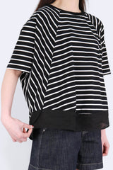 橫間拼弧形皺紗棉質上衣 - 黑底白條 - Chic Collection
