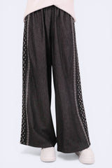 兩側刺繡牛仔闊褲 - 黑色 - Chic Collection