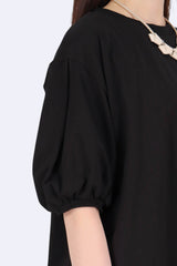 泡泡袖弧形下擺上衣 - 黑色 - Chic Collection