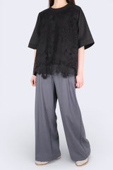 前通花後傘型接拼上衣 - 黑色 - Chic Collection