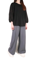 V型通花拼袖棉質上衣 - 黑色 - Chic Collection