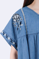 V領刺繡牛仔棉上衣 - 淺藍色 - Chic Collection