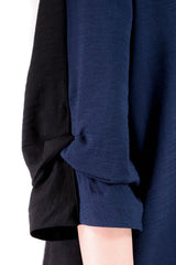 前後兩著扭結袖上衣 (日本布料) - 黑拼深藍色 - Chic Collection