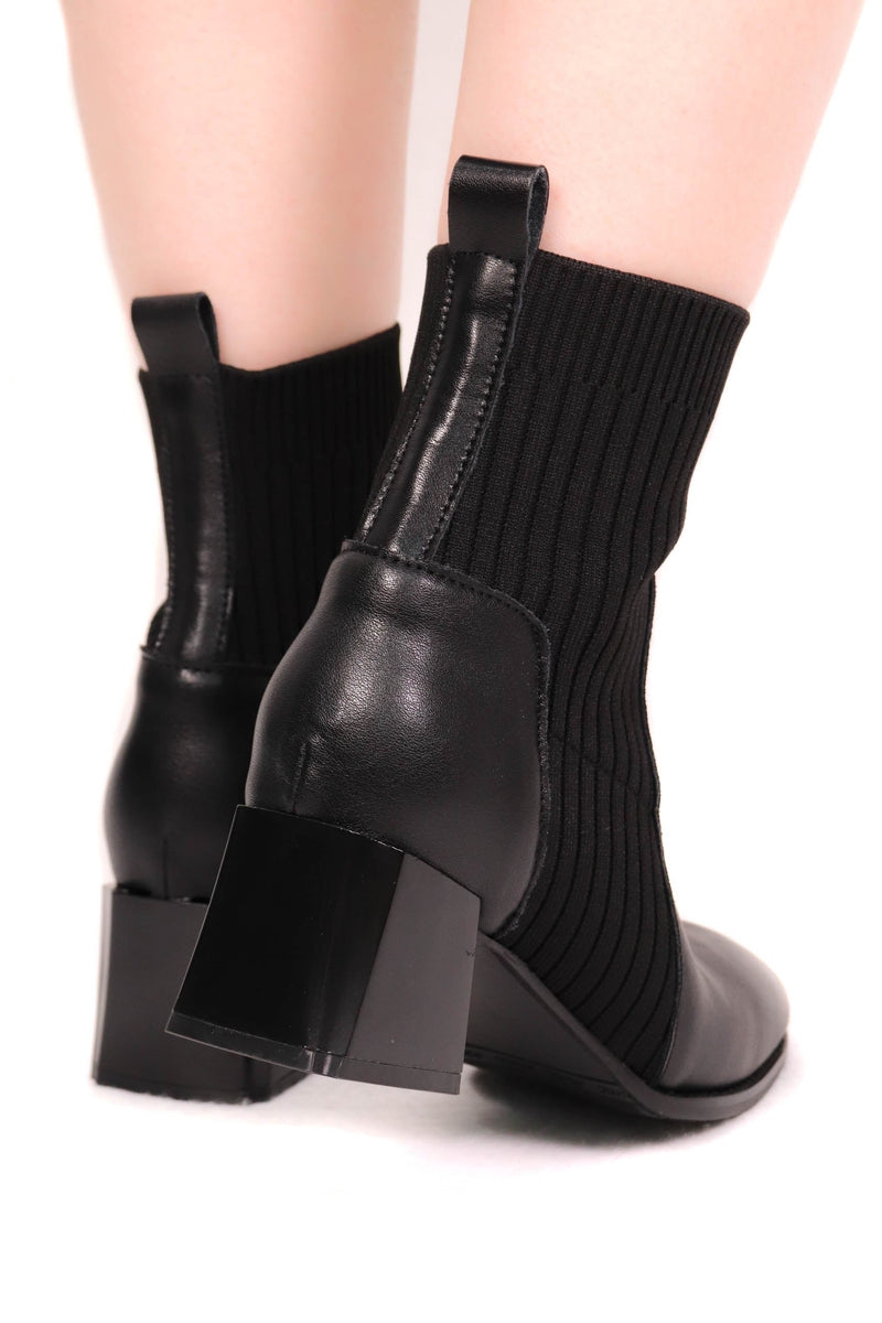 橡筋筒造型牛皮靴 - 黑色 - Chic Collection