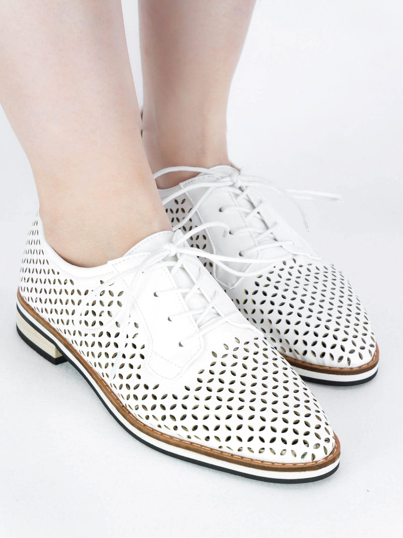 白色鏤空鞋 - Chic Collection