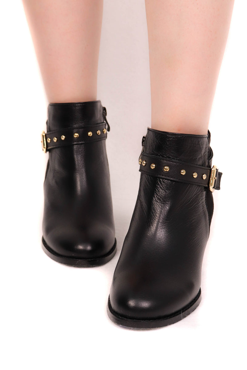窩釘造型牛皮短靴 - 黑色 - Chic Collection