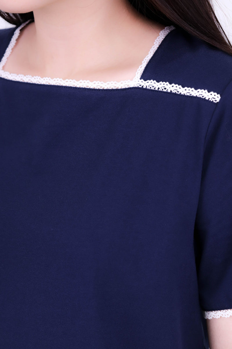 方領拼通花造型綿質上衣 - 深藍色 - Chic Collection