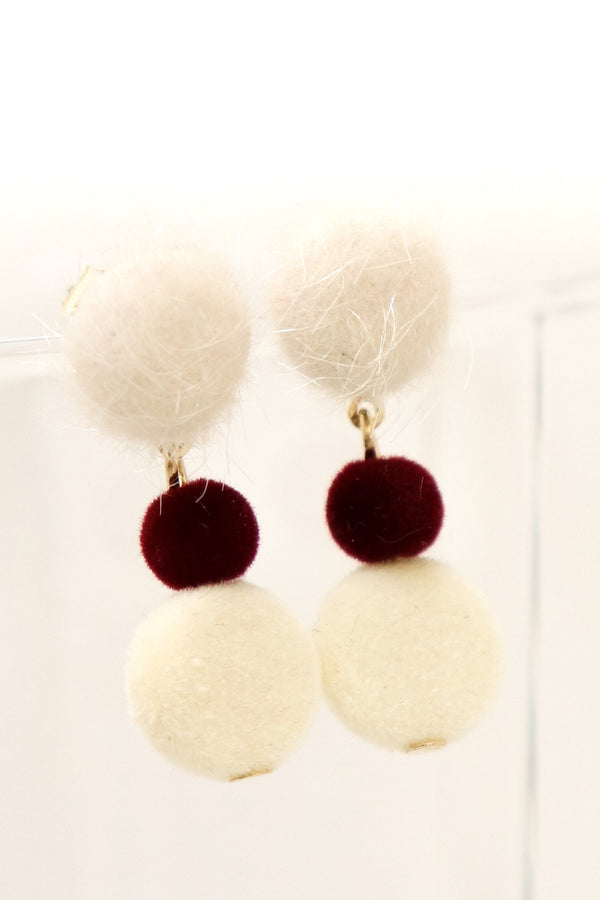 簡約毛毛圓型耳環 - 白紅色 - Chic Collection