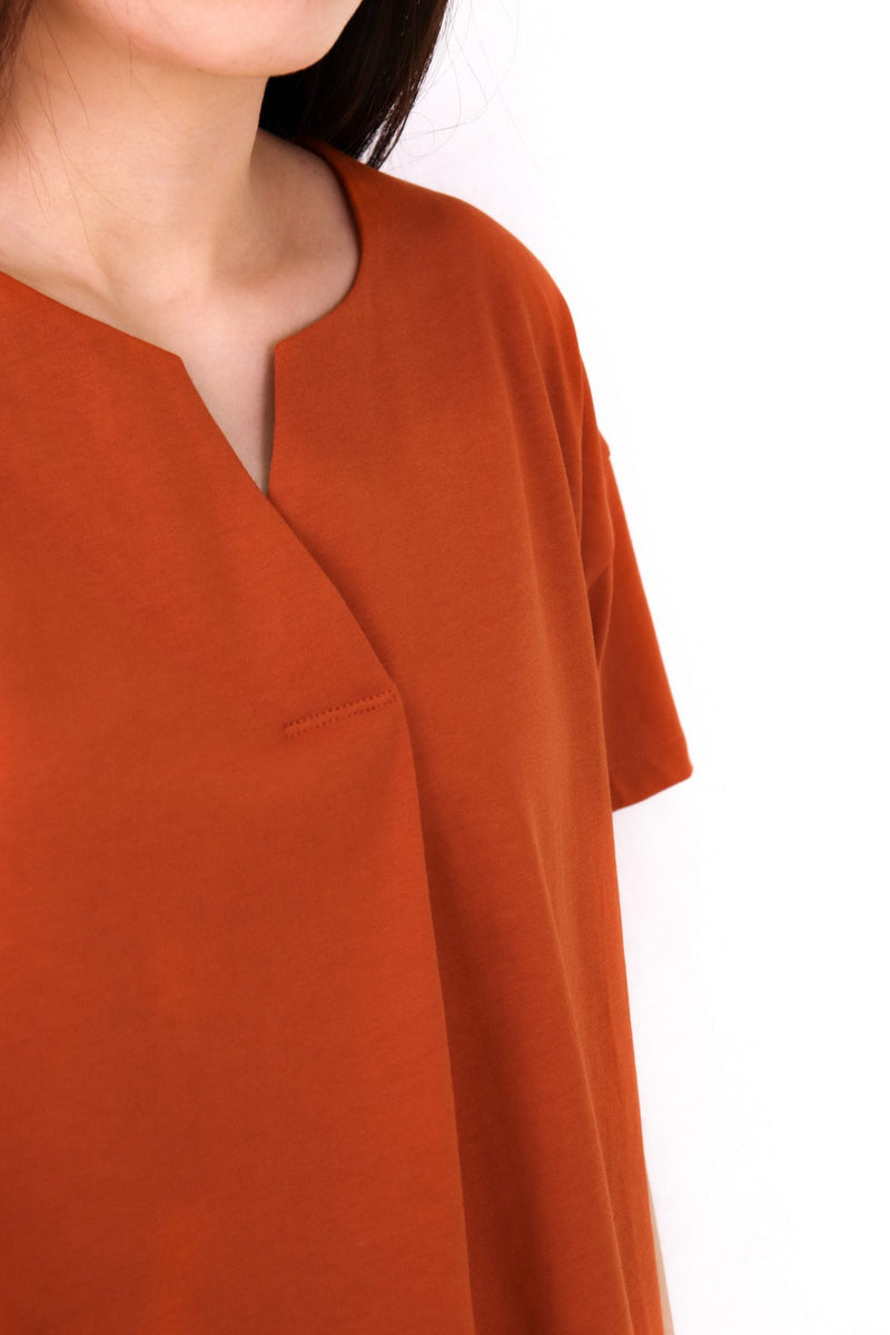 小V領A cut造型綿質上衣 - 橙色 - Chic Collection